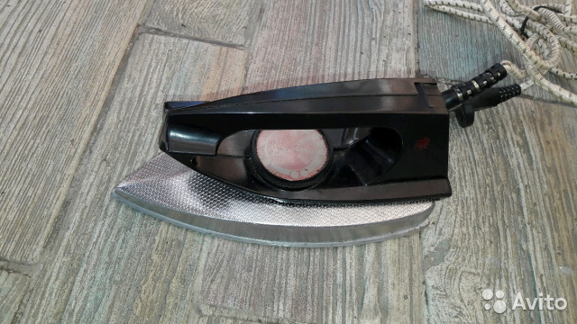 Разбираем с детьми утюг